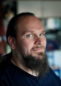 Kattonostimen käyttö, ms-tautia sairastava lahtelainen Mikko Virtanen kotonaan. Algol Oy. Kuva: Lauri Rotko
