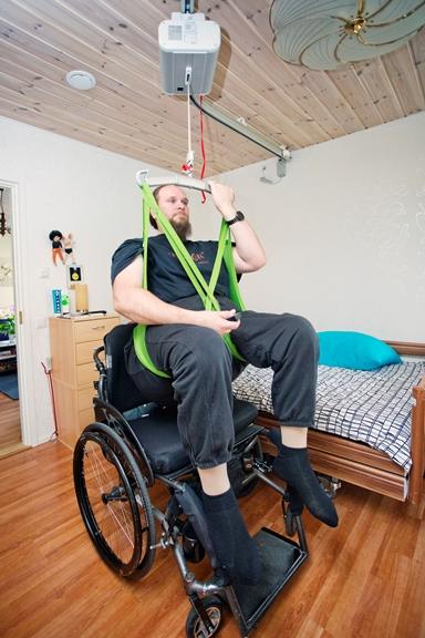 Kattonostimen käyttö, ms-tautia sairastava lahtelainen Mikko Virtanen kotonaan. Algol Oy. Kuva: Lauri Rotko